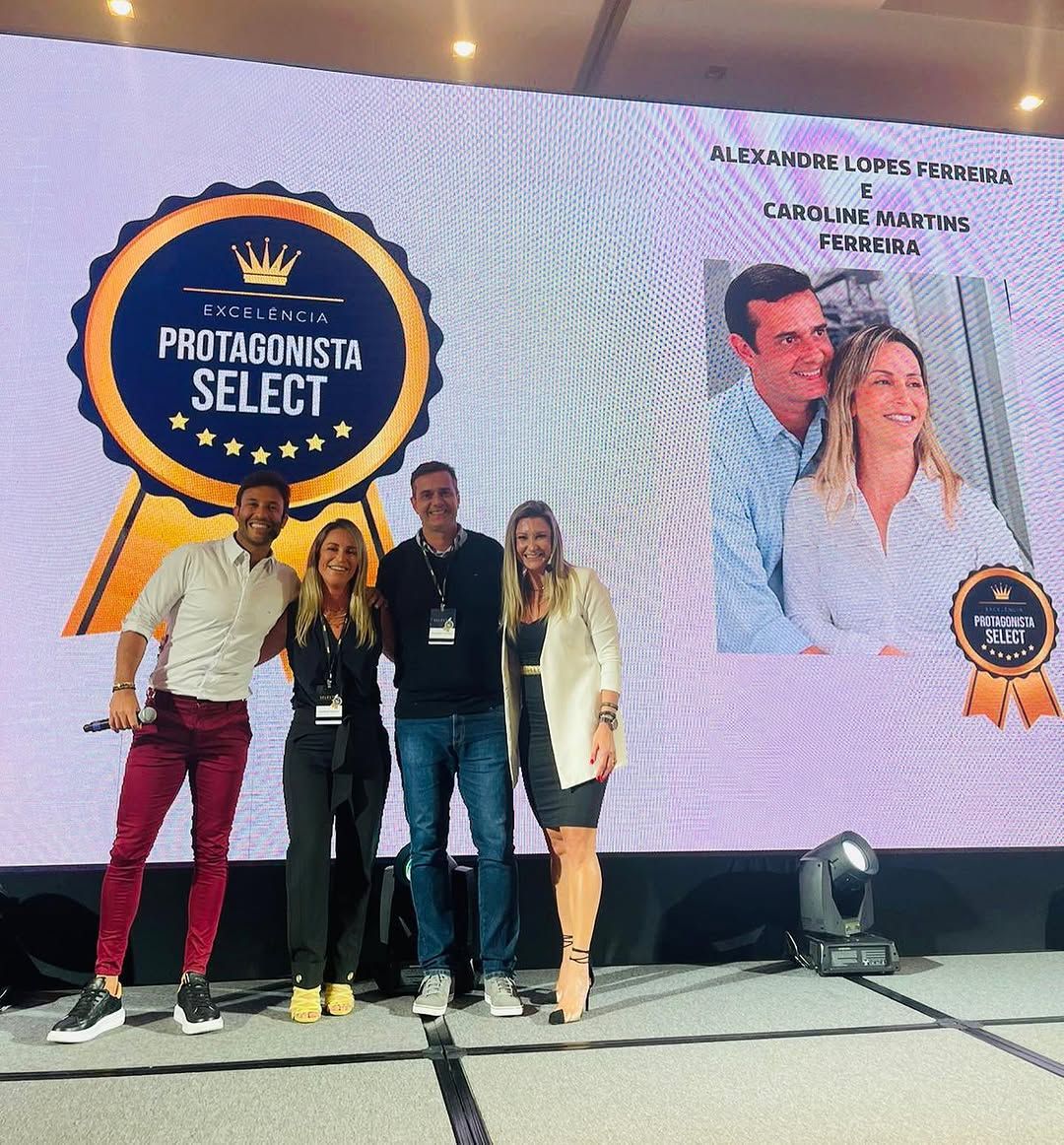 Dr. Alexandre e Dra. Caroline recebendo o selo Excelência Protagonista Select