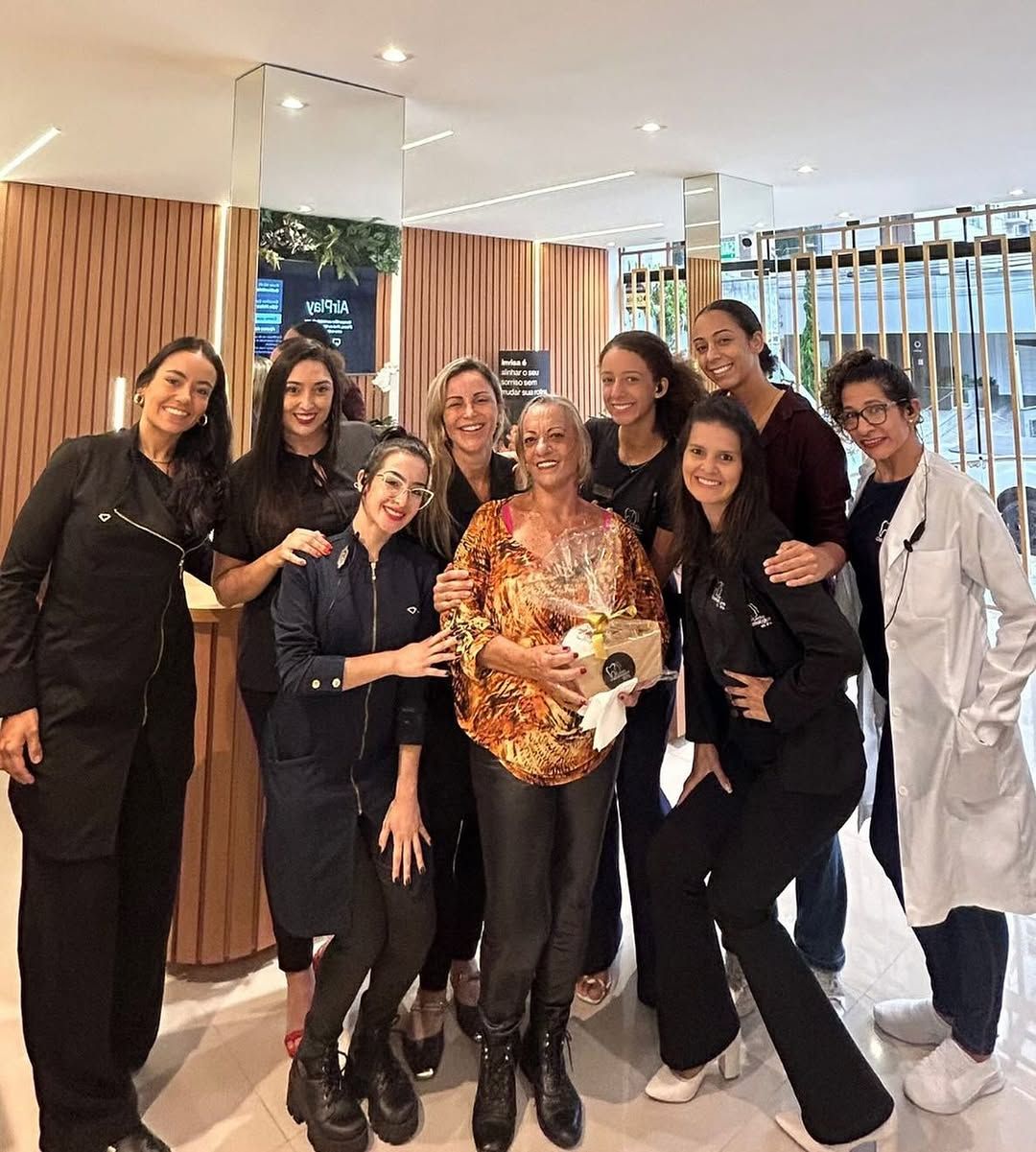 Equipe reunida na recepção do Centro Odontológico da Ilha